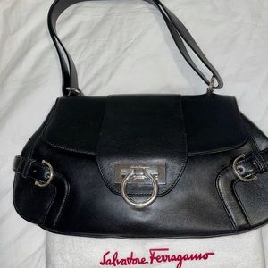 Salvatore Ferragamo 💯 genuine hobo/short sling